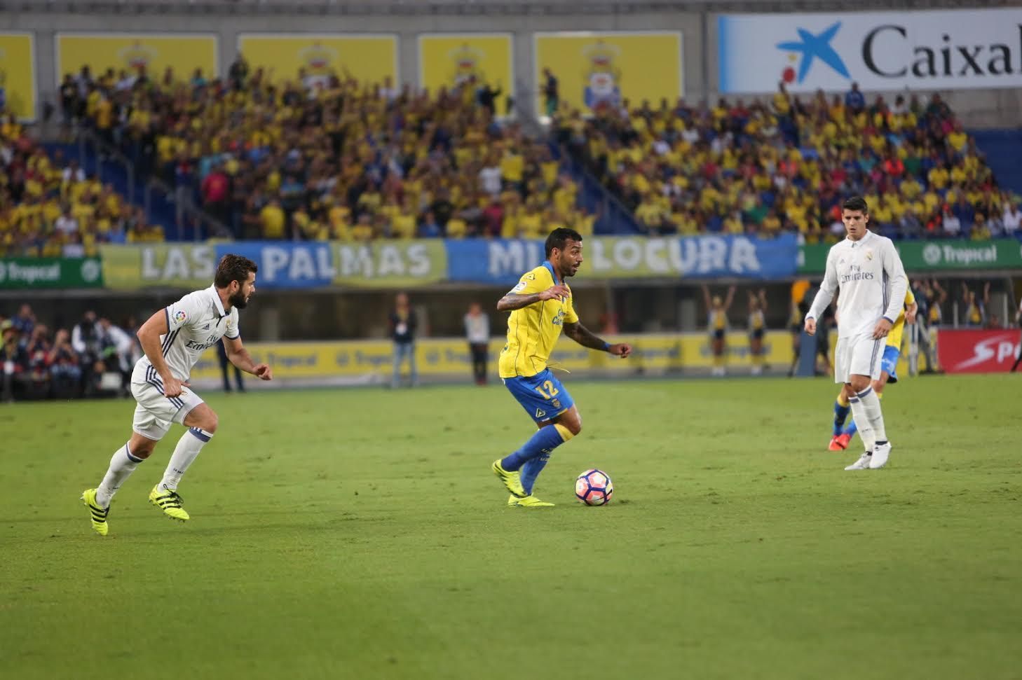 Michel Macedo, ante Nacho y Morata. (ALEJANDRO RAMOS)