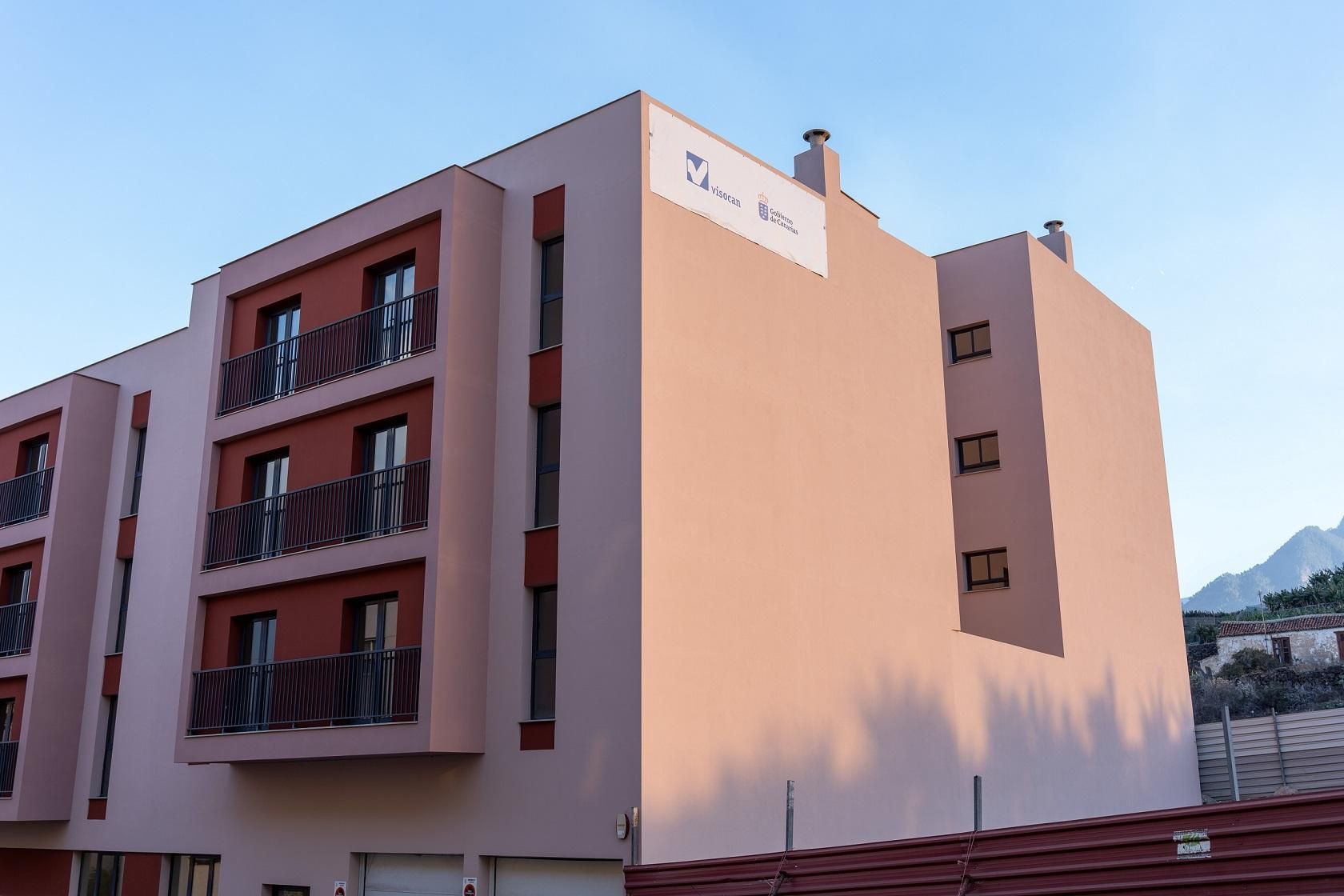 Edificio de las viviendas públicas adquiridas por el Gobierno de Canarias en Tazacorte para dar una respuesta habitacional a las familias damnificadas por el volcán de Cumbre Vieja.
