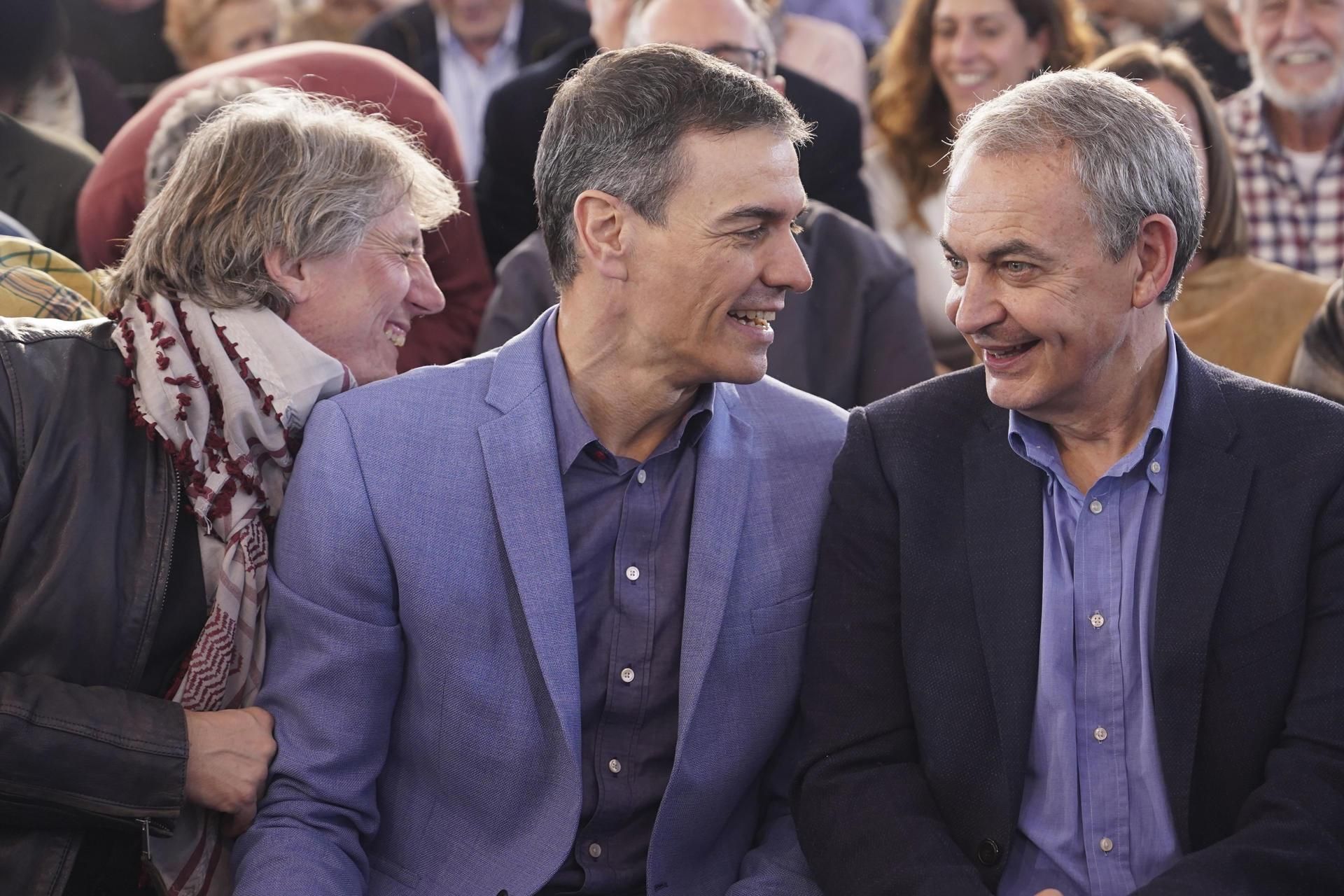 Carlos Martínez (i), Pedro Sánchez y José Luis Rodríguez Zapatero este viernes en Valladolid