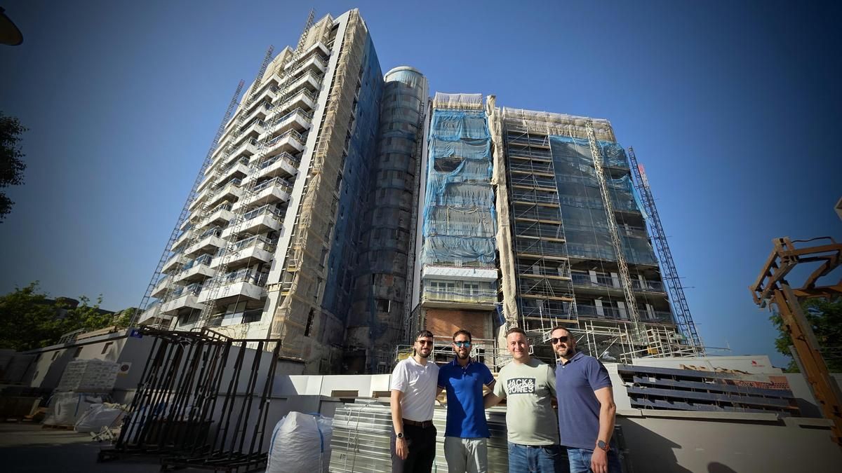 Enrique, Rai, Javi y Óscar, tras la visita a sus pisos renovados en Campanar
