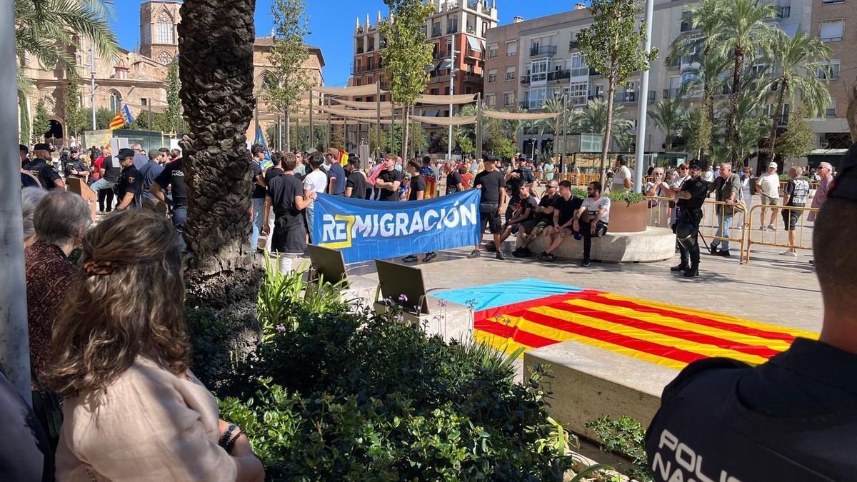 Pero el problema era la acampada: los insultos a Compromís en la procesión cívica del 9 d'Octubre