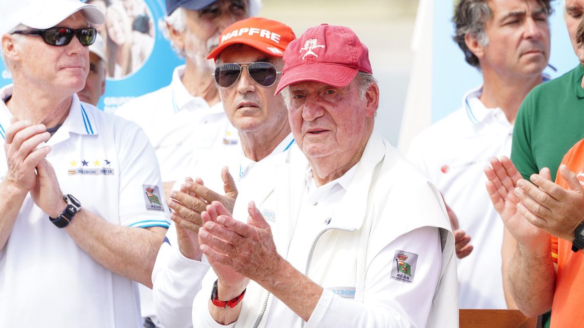 Archivo - El Rey emérito Juan Carlos durante su visita a Sanxenxo