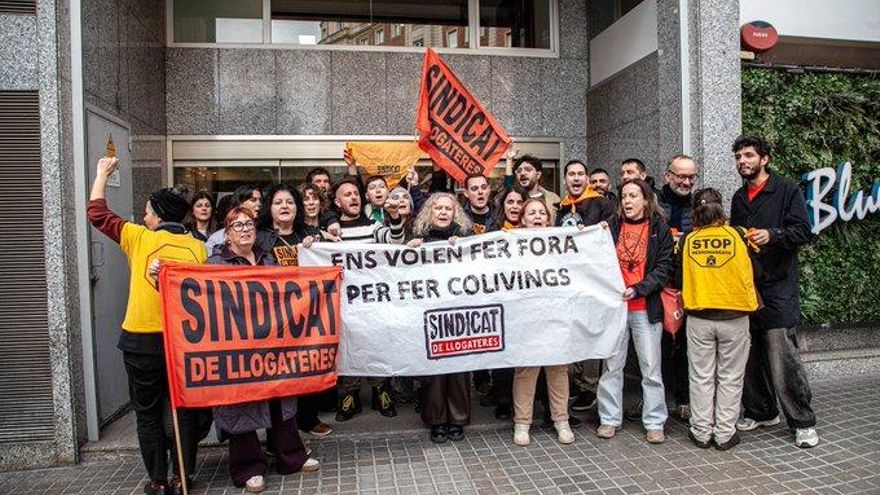 Inquilinos y activistas ocupan las oficinas en Barcelona de Vandor, una Socimi que convierte viviendas en 'colivings'