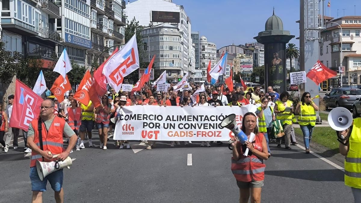 Personal del comercio de alimentación de A Coruña secunda una nueva jornada de huelga en demanda de mejoras laborales