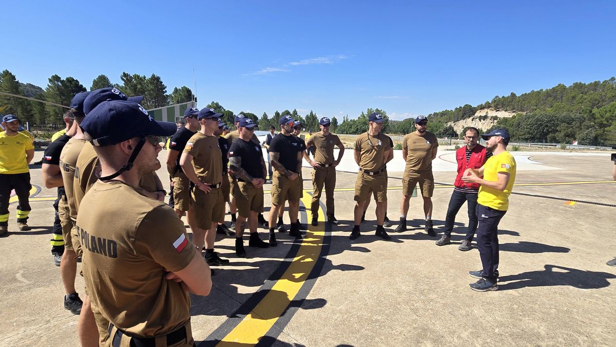 Efectivos del primero de los tres relevos del módulo GFFF (Ground Forest Firefighting) formado por 35 efectivos de los 105 bomberos y bomberas forestales polacos que se integrarán durante el mes de agosto en el dispositivo autonómico del Plan INFOCAM.