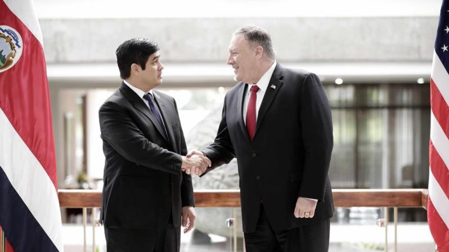 El secretario de Estado de EE.UU., Mike Pompeo (d), fue registrado este martes al estrechar la mano del presidente de Costa Rica, Carlos Alvarado (i), durante una reunión en San José (Costa Rica).