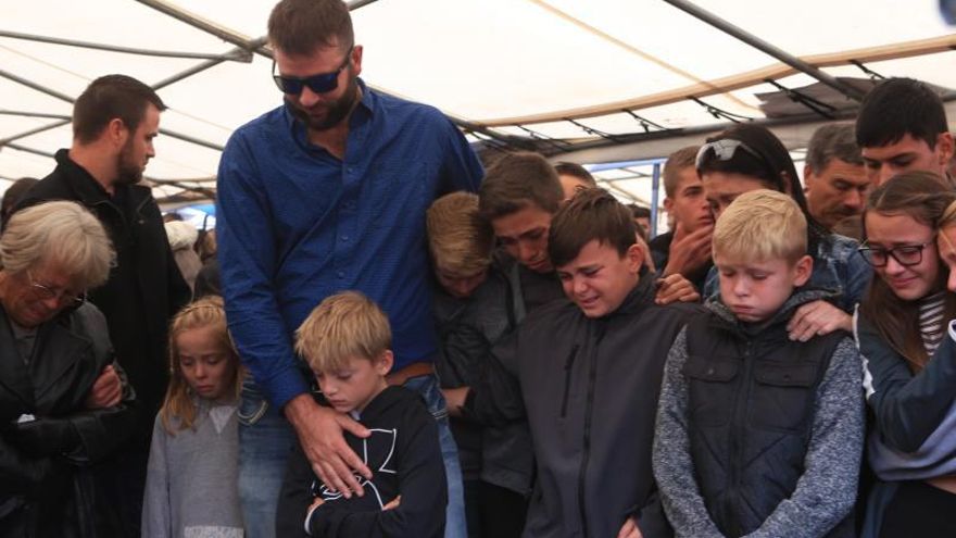 Familiares y amigos asisten al funeral de las nueve personas víctimas de una masacre en el estado de Sonora (México).