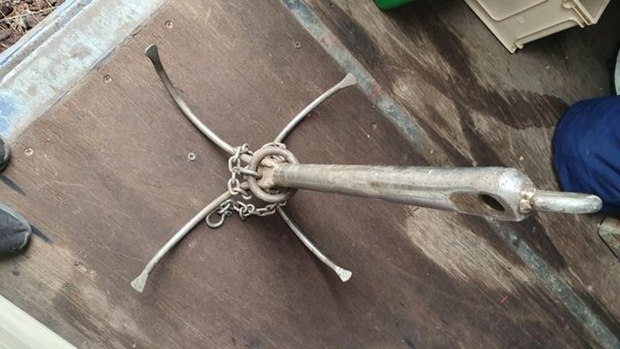 Imagen de un rosón, ancla más pequeña propia de embarcaciones de recreo como la de Tomás Gimeno
