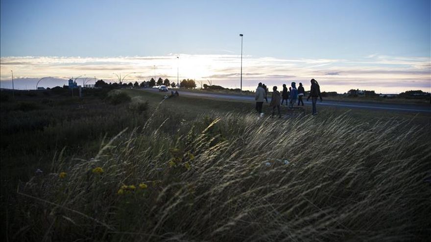 Un centenar de inmigrantes se cuelan en las instalaciones del Eurotúnel