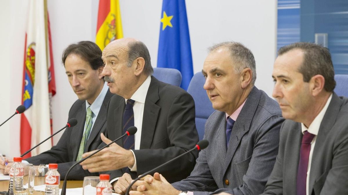 Mazón, acompañado por su equipo, en la presentación de los presupuestos. | MIGUEL LÓPEZ