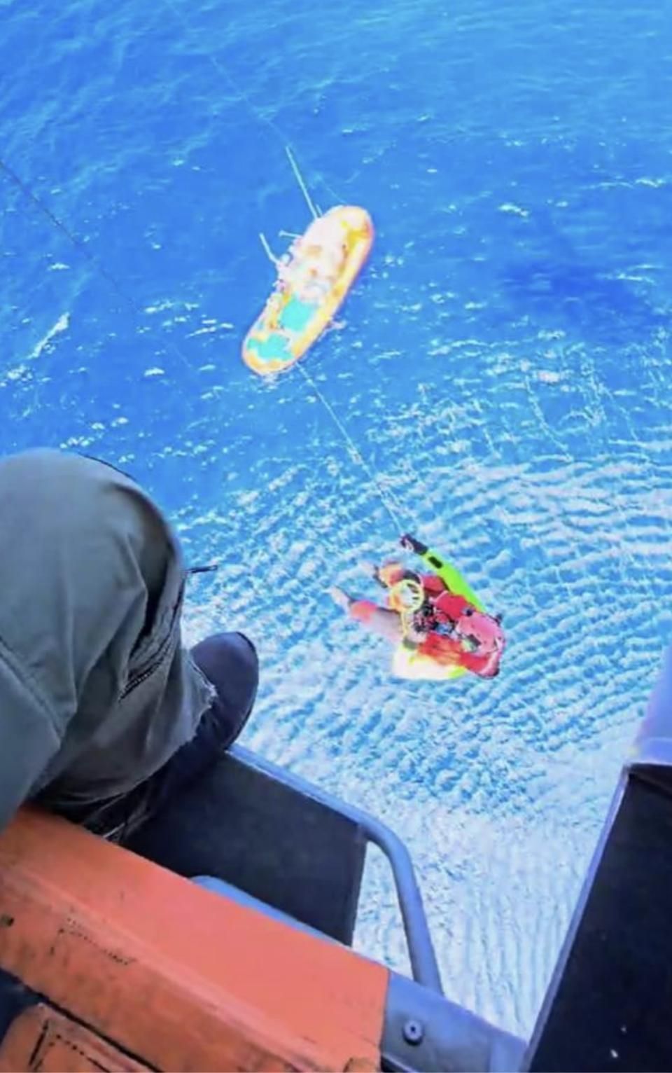 Un momento del rescate de los dos marineros. MINISTERIO DE DEFENSA