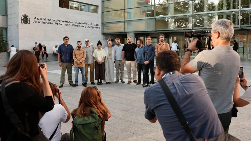La fiscal rebaja de cinco a dos años y medio su petición de pena para los 11 activistas de Greenpeace juzgados
