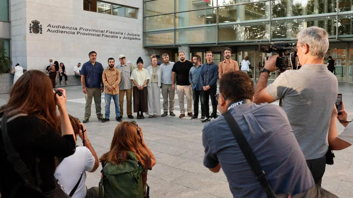 La fiscal rebaja de cinco a dos años y medio su petición de pena para los 11 activistas de Greenpeace juzgados