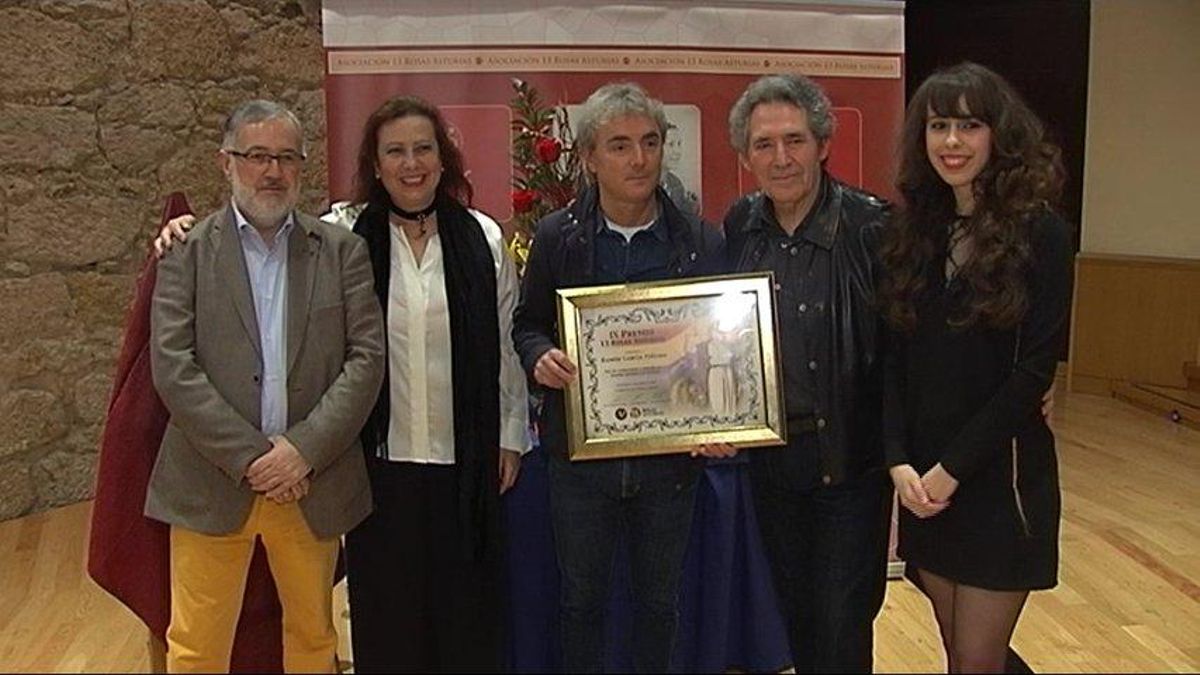 Miguel Ríos entregó el galardón en 2018 al profesor Ramón García Piñeiro. 