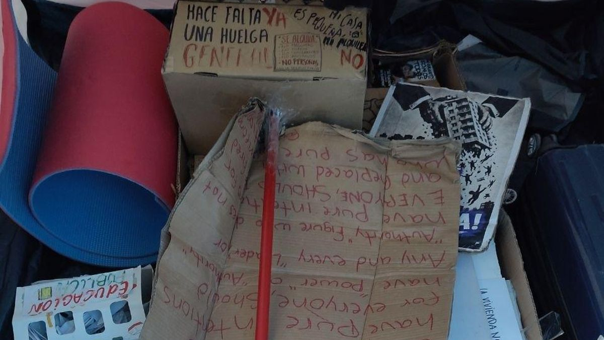 Cajas con materiales y documentos del movimiento social en la acampada por la vivienda