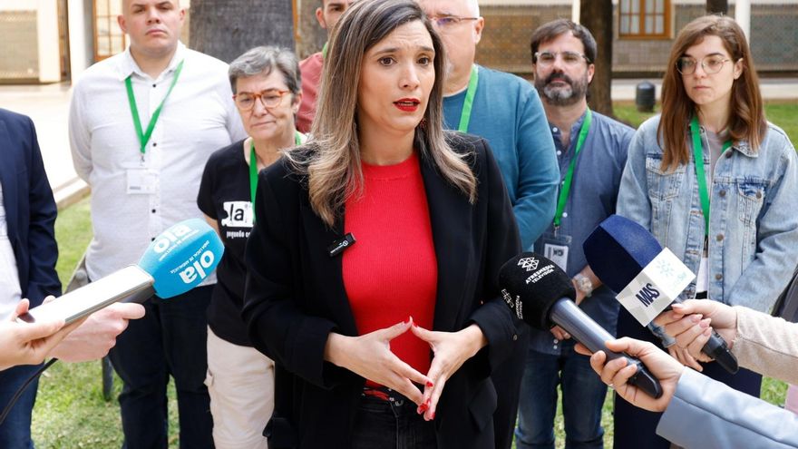 La portavoz del PSOE-A, María Márquez, atiende a los medios en el Parlamento andaluz.