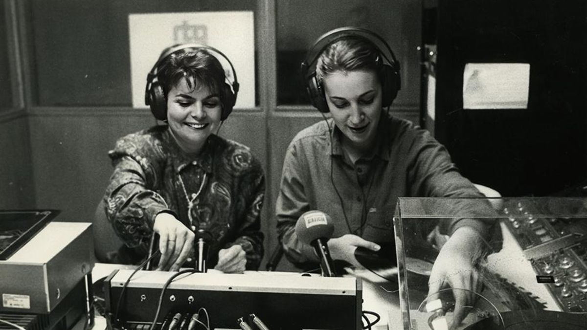 A escritora e xornalista Begoña Caamaño (dereita) coa súa compañeira Rosa Martínez na Radio Galega en Vigo