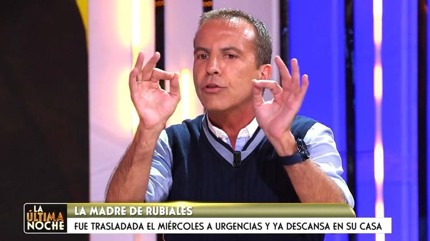 Cristóbal Soria protesta en directo por unos comentarios de 'La última noche' sobre la madre de Rubiales