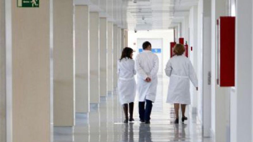 El plan andaluz para suplir a médicos en verano por MIR sin terminar su formación desata las dudas: "No sé qué voy a firmar"