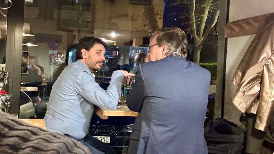 La pareja de Ayuso se vio con la 'mano derecha' de la presidenta madrileña horas después de querellarse contra la Fiscalía