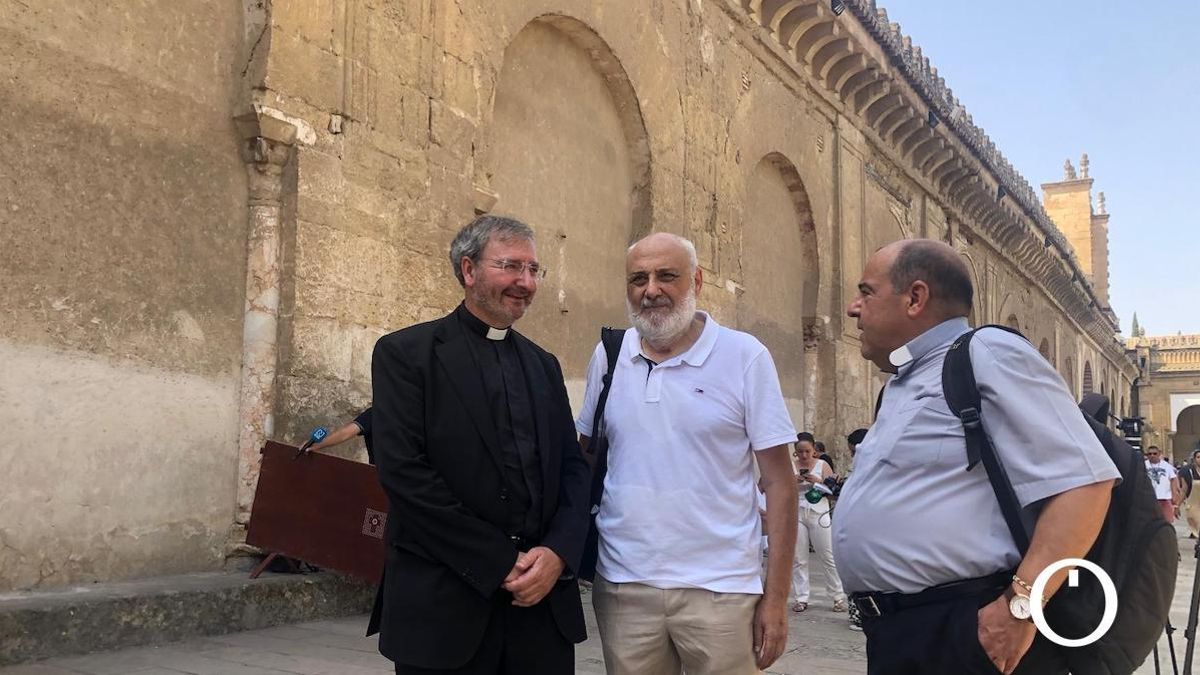 El presidente de Icomos, Juan Carlos Molina Gaitán, en el centro, junto al deán-presidente del Cabildo Catedral de Córdoba, Joaquín Alberto Nieva (a la izquierda) y el portavoz del Cabildo, José Juan Jiménez Güeto