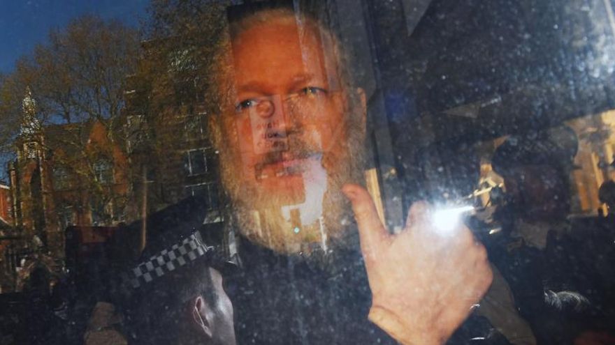 La Justifica británica condena a Assange a casi un año de prisión