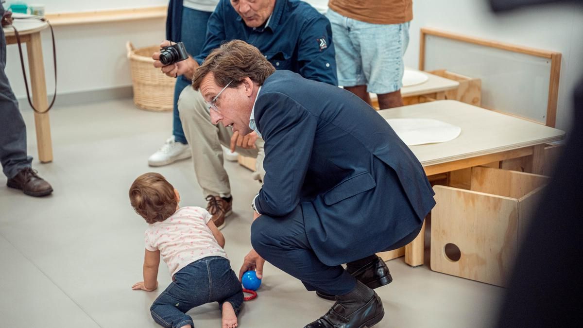 El alcalde de Madrid, José Luis Martínez-Almeida, durante una visita a una guardería en septiembre de 2023.