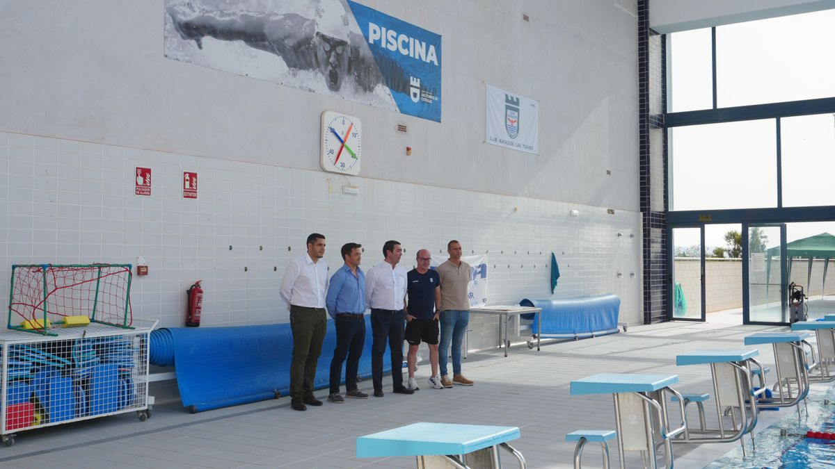 El Ayuntamiento de Las Torres de Cotillas incrementa las zonas de sombra de la piscina exterior del Centro Deportivo Municipal