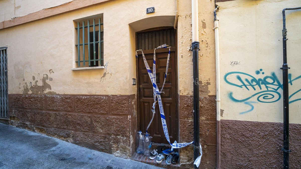 Entrada clausurada al centro incendiado en Teruel, el pasado viernes.