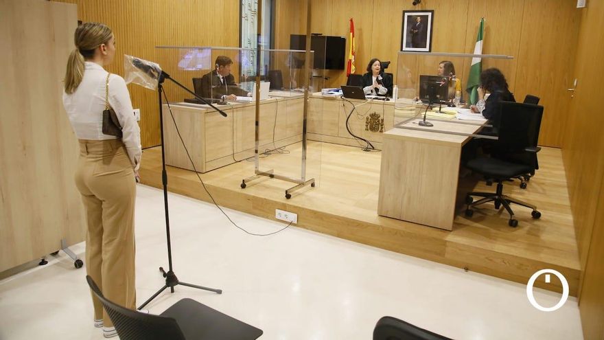 La presunta víctima, en sede judicial, y Simo, tras el biombo