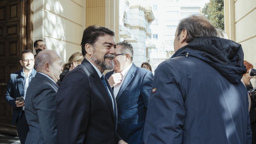 El alcalde de Alicante, Luis Barcala, a su llegada a la sesión ordinaria de la Comisión Técnica Provincial del Agua, de la Diputación de Alicante.