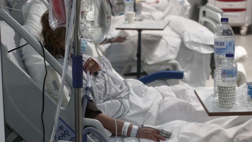 Un enfermo en una cama UCI.