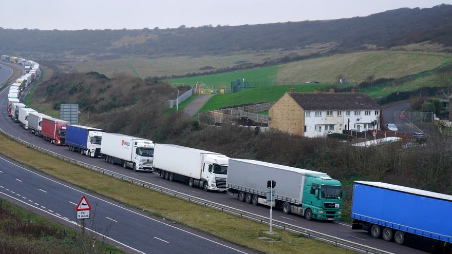 Los camioneros que pasan horas haciendo cola en Dover tras el Brexit: "Esto te destruye el alma"