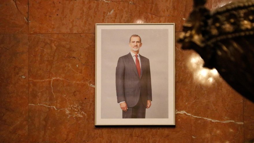 La fotografía de Felipe VI es pequeña y está en una esquina del salón de plenos
