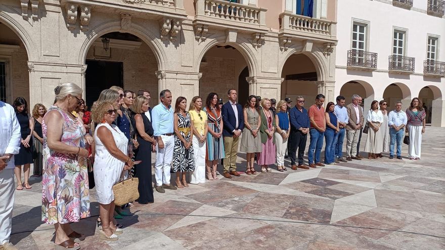 Minuto de silencio a las puertas del Ayuntamiento de Almería en señal de duelo por el crimen machista de Josefina S.M.