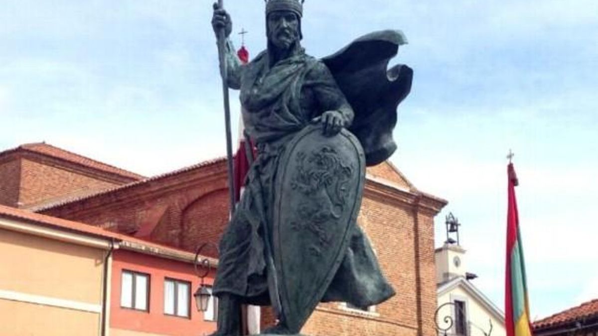 Estatua de Alfonso IX, el rey de León que propició la Cuna del Parlamentarismo.