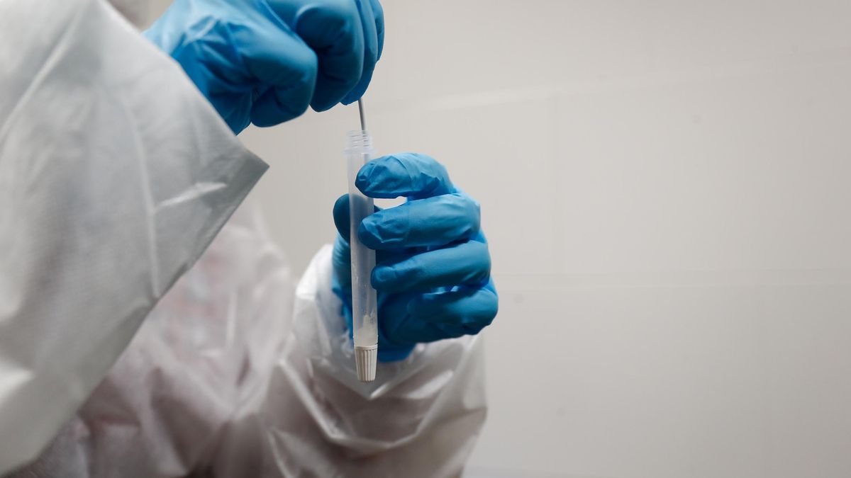 Archivo - Un trabajadora sanitaria sostiene un test de antígenos preparado para trabajadores de hostelería en la sede de Makro, en Madrid (España), a 30 de marzo de 2021. La Comunidad de Madrid, en colaboración con la Fundación CEOE y la Confederación Emp
