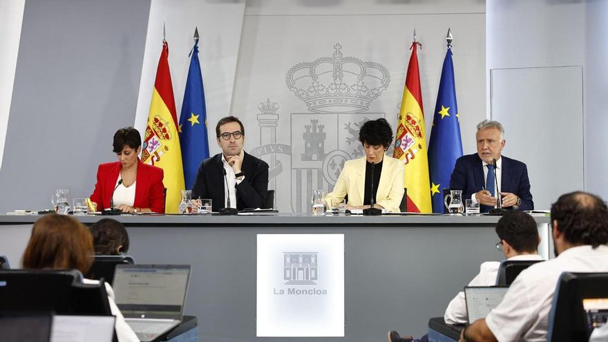 La ministra de Vivienda y Agenda Urbana, Isabel Rodríguez (i), junto al vicepresidente primero y ministro de Economía, Comercio y Empresa, Carlos Cuerpo (2i), la ministra portavoz, Elma Saiz (2d), y el ministro de Política Territorial y Memoria Democrática, Ángel Víctor Torres (d), durante la rueda de prensa tras la reunión del Consejo de Ministros este martes. EFE/Rodrigo Jiménez