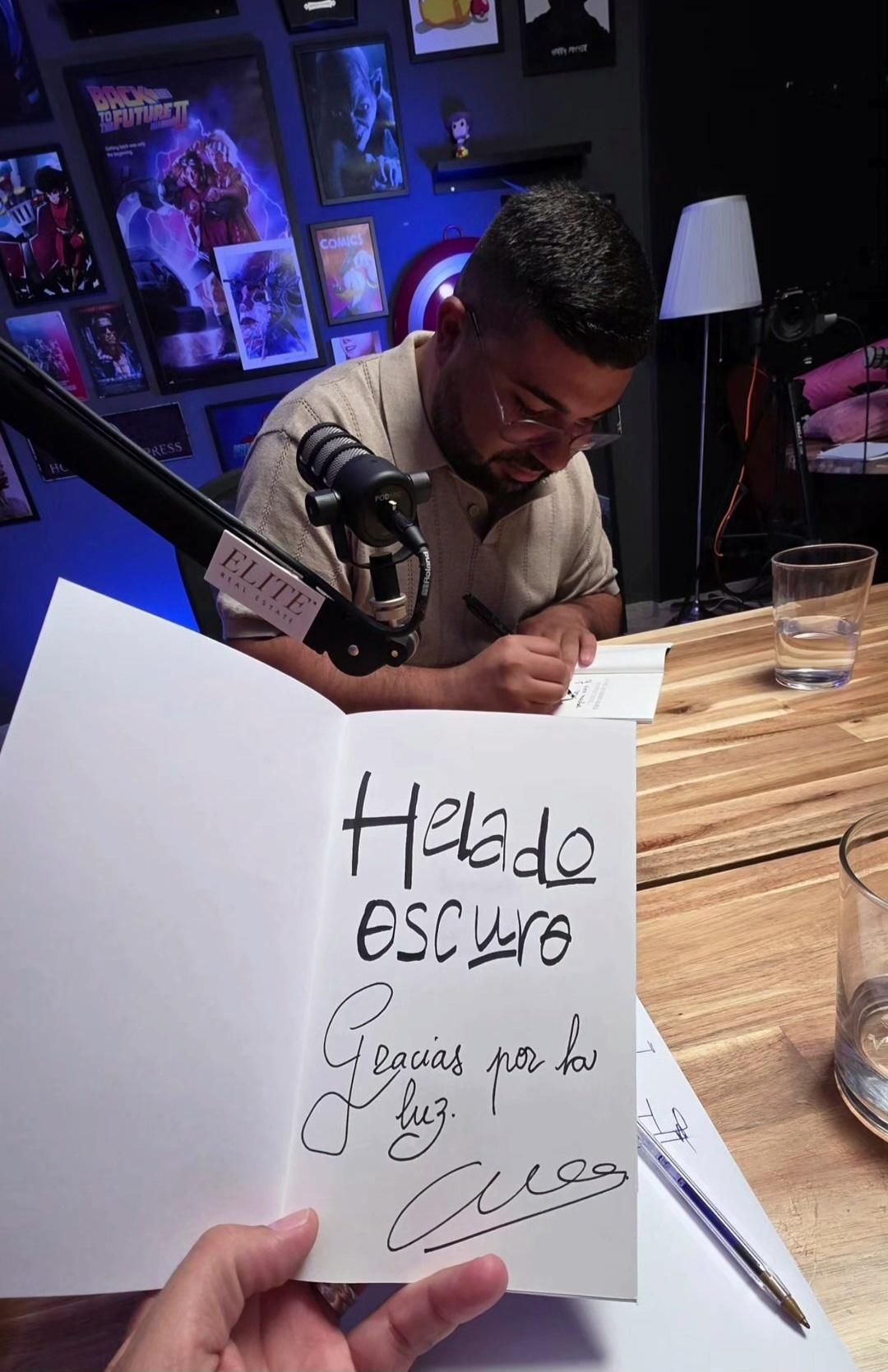 Natalio Cruz dedicó su poemario 'Yo he querido morir tantas veces' a todo el equipo del podcast.