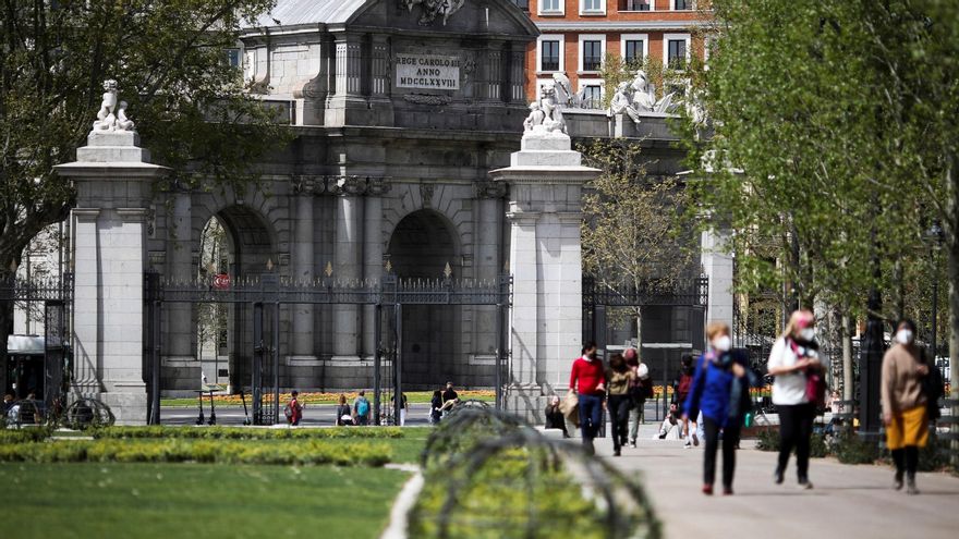 Madrileños pasean por el Parque de El Retiro este jueves. Siete parques históricos de la capital reabren hoy sus puertas tras finalizar las labores por el paso del temporal Filomena. EFE/David Fernández