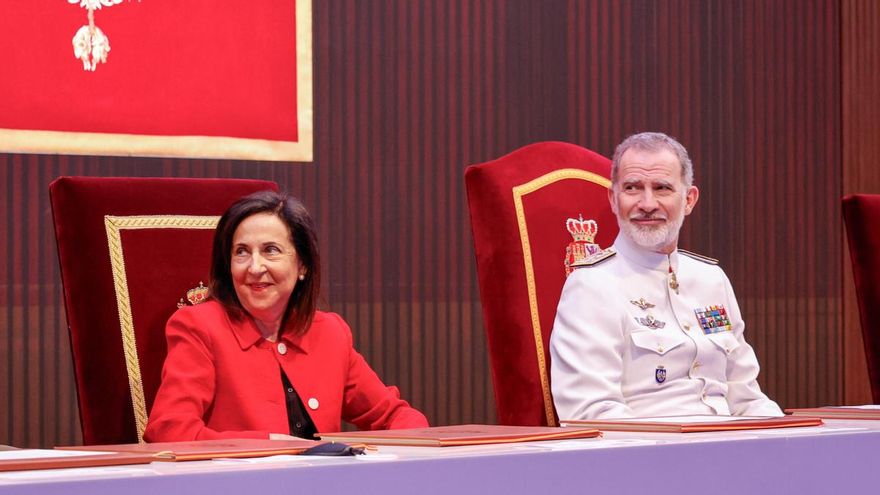 La ministra de Defensa, Margarita Robles, y el rey Felipe VI durante la clausura del curso de Estado Mayor de las Fuerzas Armadas.