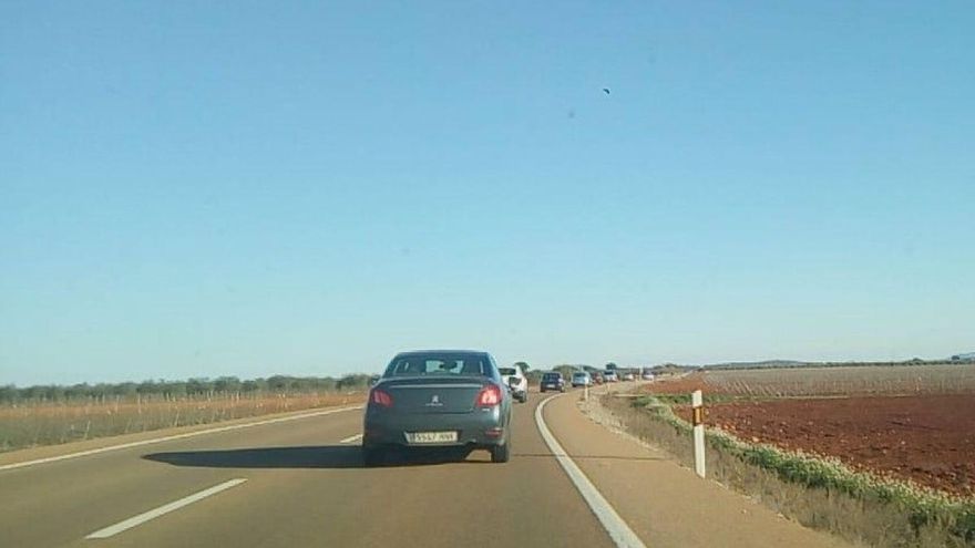 130 coches circularon a velocidad baja hasta Azuaga para reclamar la autovía Badajoz-Granada