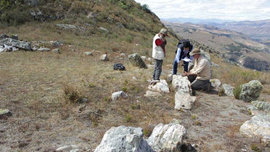 Descubren en Perú una plaza monumental de la época de las pirámides de Giza y Stonehenge
