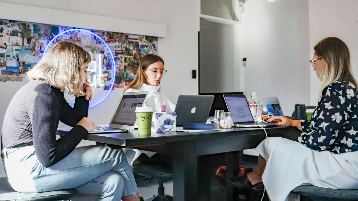 Tres mujeres trabajando en una agencia de marketing