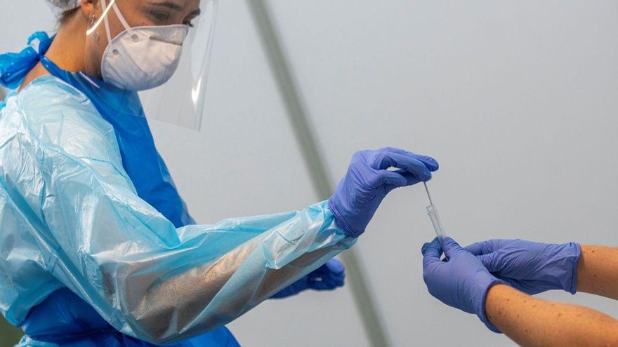 Un sanitario prepara una prueba PCR . EFE/ Cati Cladera/Archivo