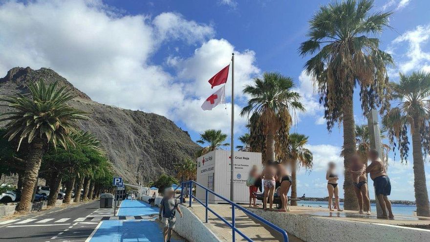 Bandera roja por contaminación en la playa de Las Teresitas