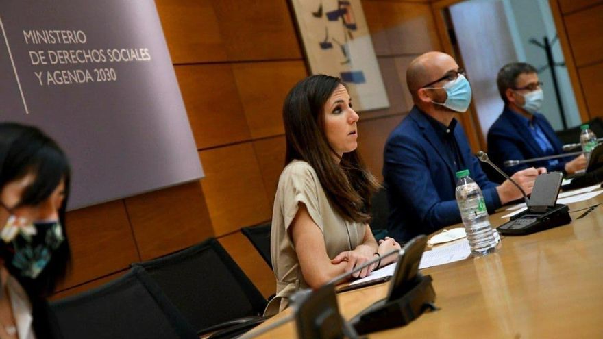 La ministra de Derechos Sociales y Agenda 2030, Ione Belarra, junto al secretario de Estado, Nacho Álvarez, durante una reunión en el Ministerio