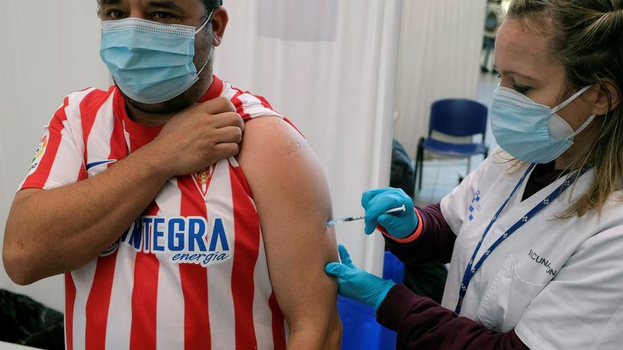Un hombre recibe una dosis de la vacuna de Moderna durante la jornada especial de vacunación de refuerzo contra la COVID-19 en Gijón