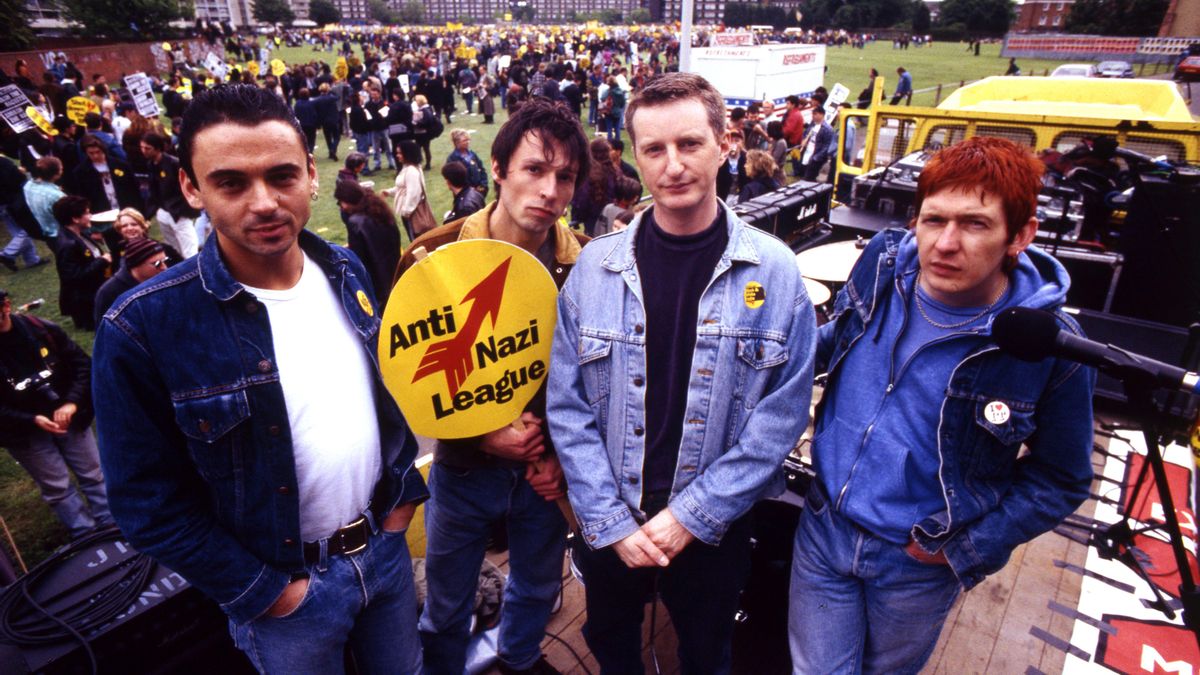 Billy Bragg en una manifestación anti nazi en Brixton, Londres, en 1993