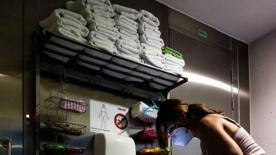 La doctora Júlia Vergara, preparándose para acceder a la zona de bioseguridad.